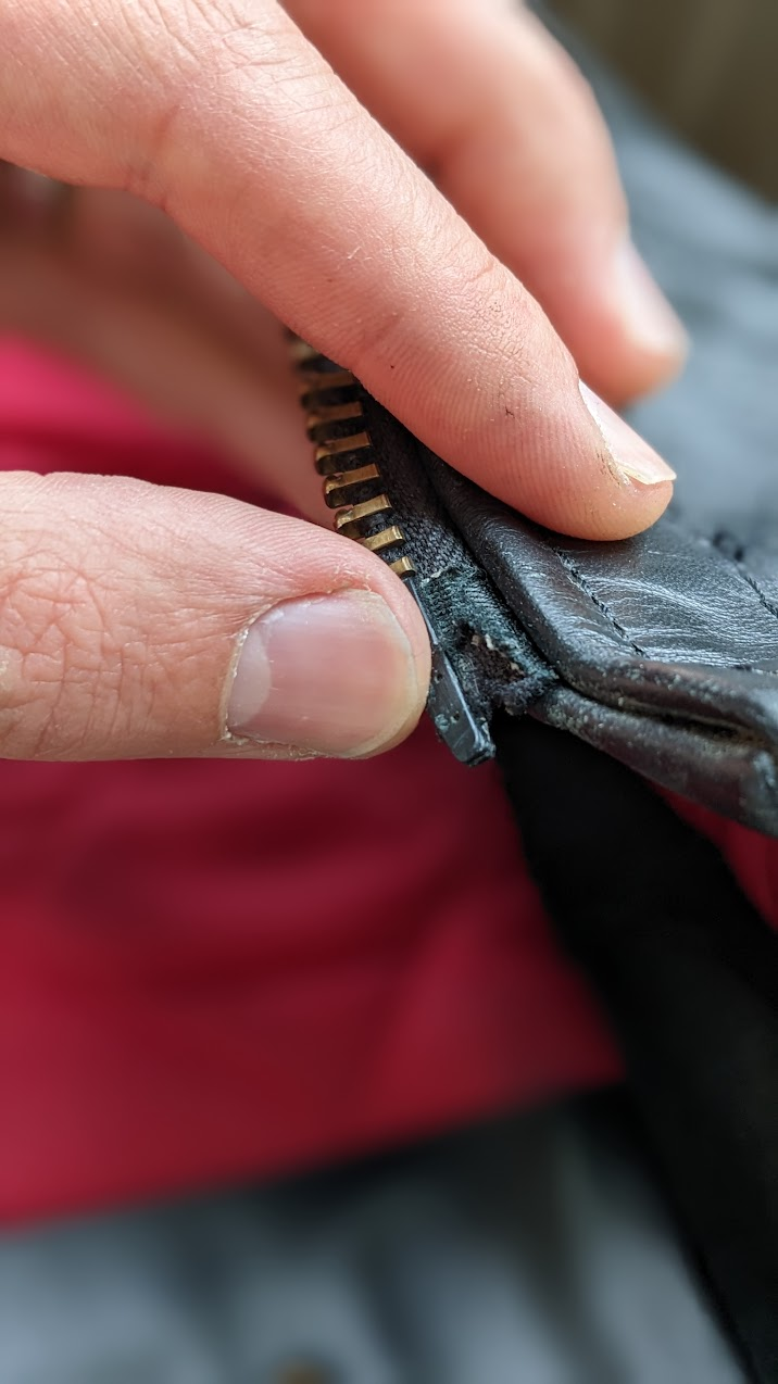 Zipper repair of the thread behind the male insertion pin