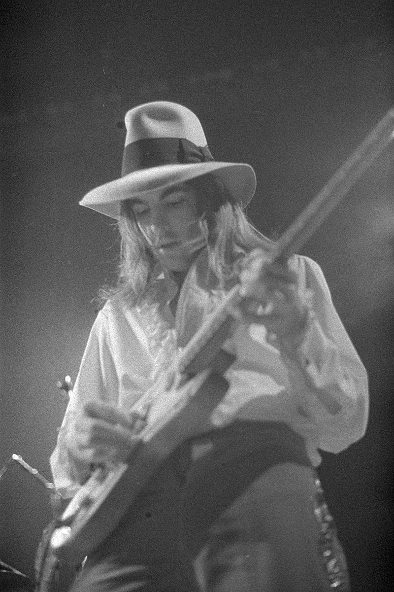 Rock_guitarist_Tommy_Bolin.jpg