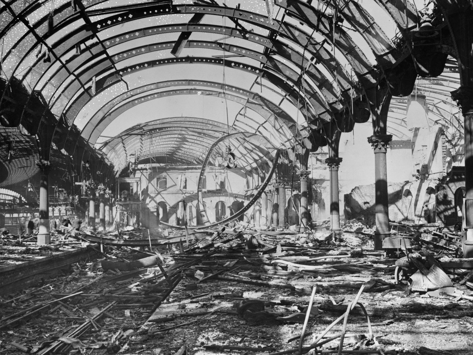 yr6 air-raid-damage-to-platforms-2-and-3-york-station-29th-april-1942.jpg