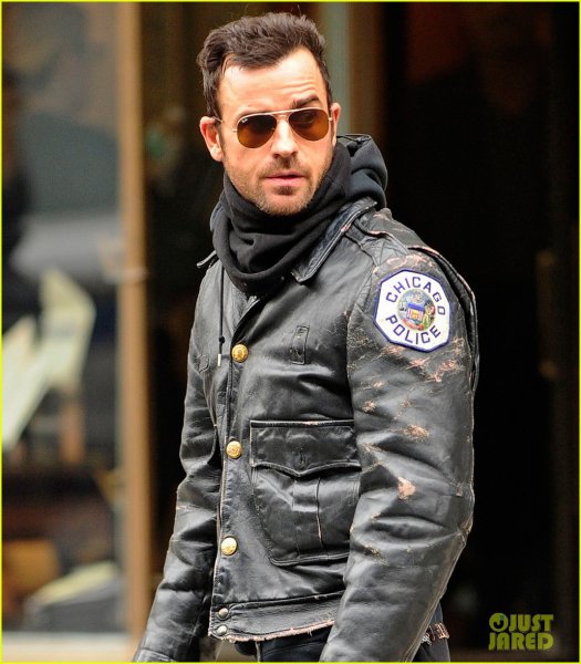 justin-theroux-stays-warm-in-chicago-police-05.jpg