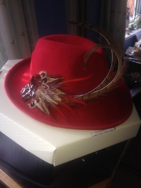 Tina's (new) red hat 001.JPG