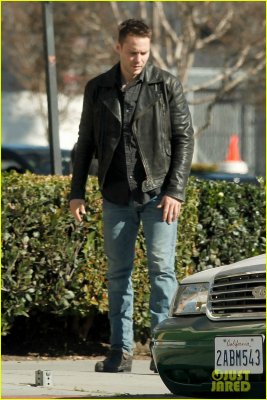 taylor-kitsch-gets-ready-for-super-bowl-on-true-detective-set-13.jpg